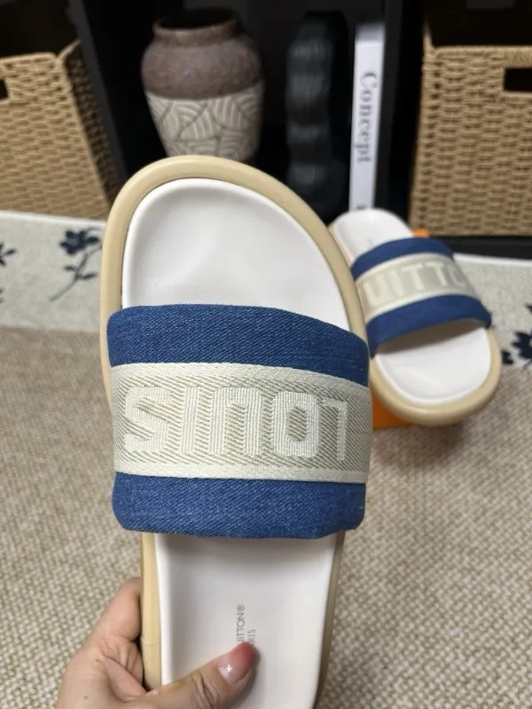 P320💰[New model] Long-term availability, 2025 new model, couple model [LOUlS VUlTTON] comes with drawer box, bag, card, invoice "Louis Vuitton ~ unique modern sandals. 》LV counter purchasing 🏃Men's and women's casual slippers, sold at the same time at the counter, the original old flower material upper is soft and comfortable, (refuses to discolor and rub the feet) sole: original factory special combination original sole, code number: 35--46 4 multiple colors 🉑️ to choose from